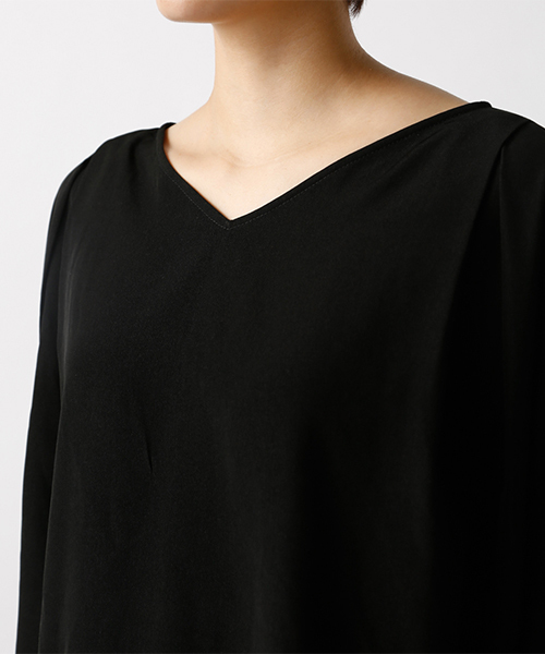 AZUL by moussy（アズールバイマウジー）の「フロントタックVネック七分袖ブラウス（シャツ/ブラウス・レディース・ブラック/ベージュ/オフホワイト・MEDIUM/SMALL）」の14枚目の写真