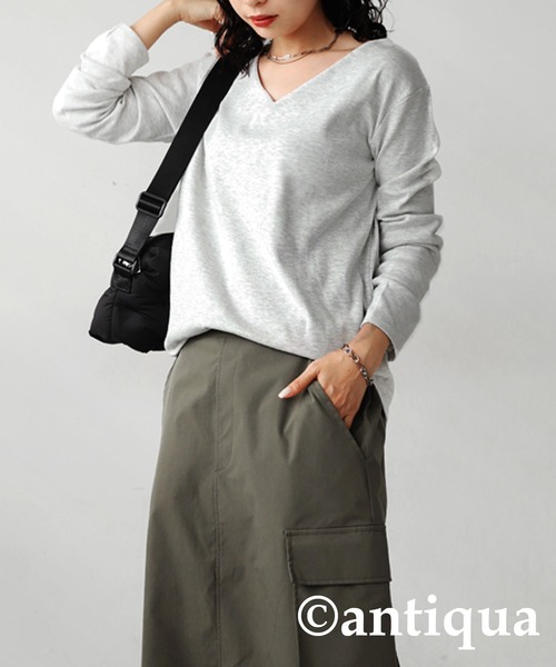 antiqua(アンティカ)の「ベーシックコットンフライスVネックロンT(Tシャツ/カットソー・レディース・ネイビー/杢グレー/カーキ/ブラック/オフホワイト/オートミール/ベージュ系その他/ブラウン系その他/グリーン系その他/バイオレット/グリーン系その他2/ブルー系その他/ライラック/モスグリーン/ベージュ・L/M/S/XL)」の6枚目の写真