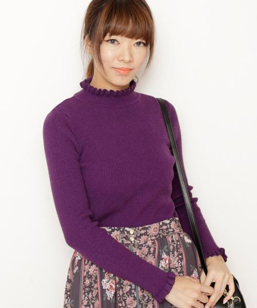 RAY CASSIN（レイカズン）の「フリルハイネックプルオーバー（ニット/セーター・レディース・ブラック/キャメル/パープル/キナリ・FREE）」の4枚目の写真