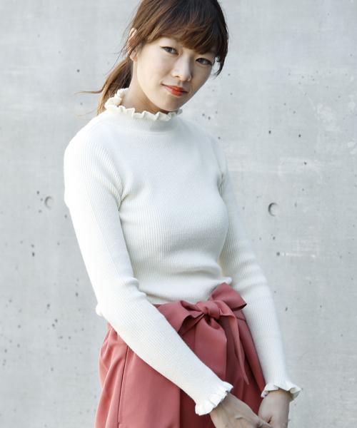 RAY CASSIN（レイカズン）の「フリルハイネックプルオーバー（ニット/セーター・レディース・ブラック/キャメル/パープル/キナリ・FREE）」の2枚目の写真