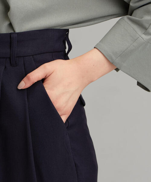 green label relaxing（グリーンレーベルリラクシング）の「FFC ウエスト タック テーパード パンツ（その他パンツ・レディース・モカ/ネイビー・38/36）」の7枚目の写真