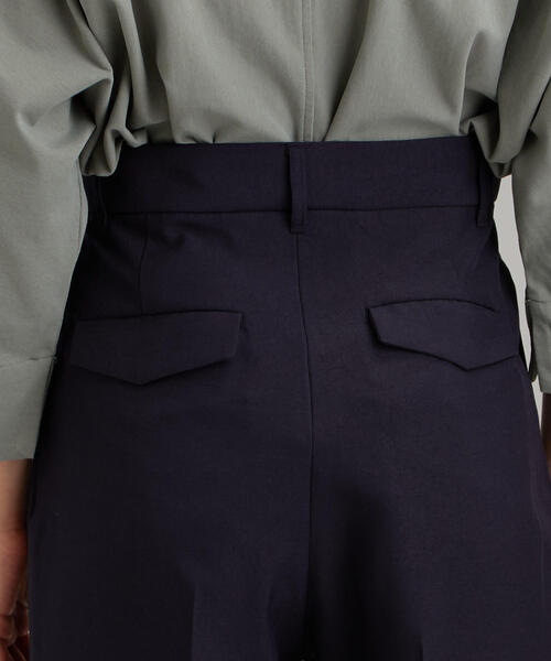 green label relaxing（グリーンレーベルリラクシング）の「FFC ウエスト タック テーパード パンツ（その他パンツ・レディース・モカ/ネイビー・38/36）」の8枚目の写真