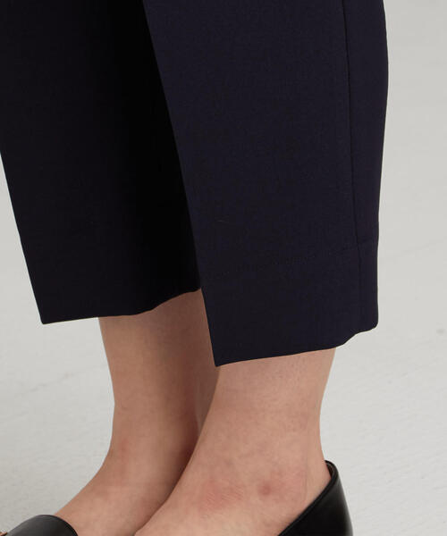 green label relaxing（グリーンレーベルリラクシング）の「FFC ウエスト タック テーパード パンツ（その他パンツ・レディース・モカ/ネイビー・38/36）」の9枚目の写真