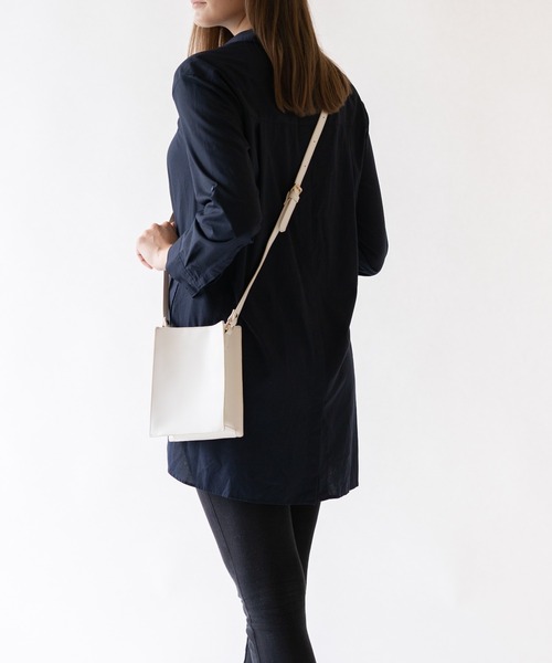 MURA(ムラ)の「スプリットレザー スクエア ミニ ショルダーバッグ(ショルダーバッグ・レディース・ホワイト/ブラック/キャメル/ベージュ・FREE)」の2枚目の写真