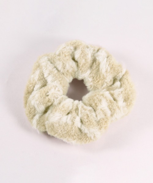 osharewalker（オシャレウォーカー）の「『ふわふわファーシュシュ』（シュシュ・レディース・グレイッシュベージュ/ダークグレー/アイボリー・FREE）」の2枚目の写真