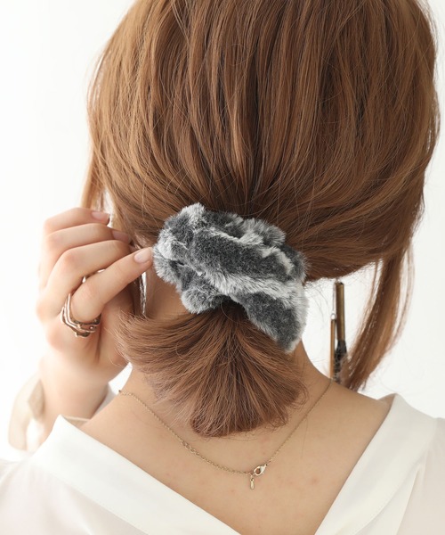 osharewalker（オシャレウォーカー）の「『ふわふわファーシュシュ』（シュシュ・レディース・グレイッシュベージュ/ダークグレー/アイボリー・FREE）」の4枚目の写真