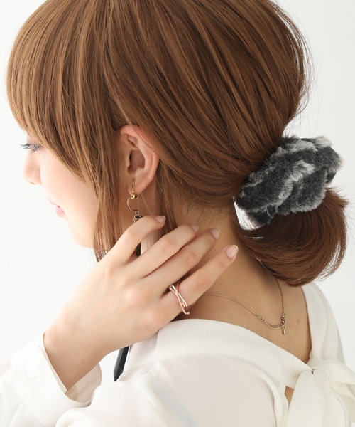 osharewalker（オシャレウォーカー）の「『ふわふわファーシュシュ』（シュシュ・レディース・グレイッシュベージュ/ダークグレー/アイボリー・FREE）」の5枚目の写真