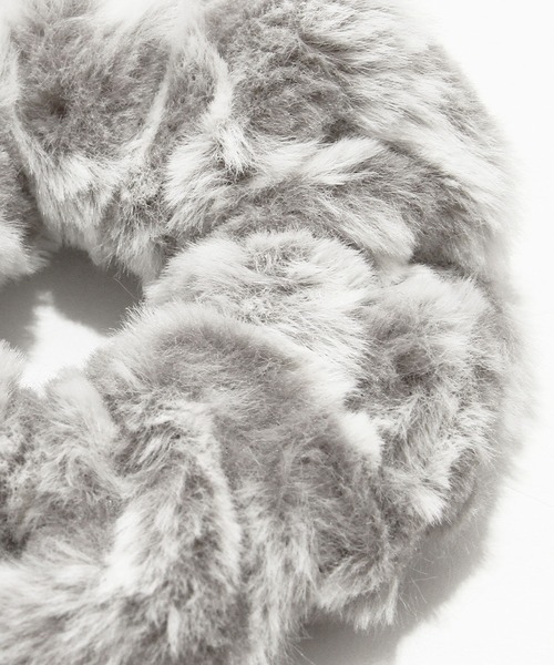 osharewalker（オシャレウォーカー）の「『ふわふわファーシュシュ』（シュシュ・レディース・グレイッシュベージュ/ダークグレー/アイボリー・FREE）」の7枚目の写真