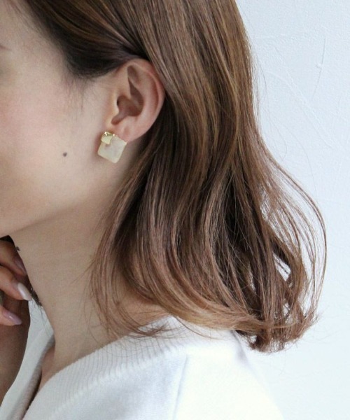 Pierrot(ピエロ)の「マーブルプレートプチピアス/イヤリング(ピアス(両耳用)・レディース・アイボリー/ホワイト系その他/ベージュ系その他/ベージュ・FREE)」の3枚目の写真