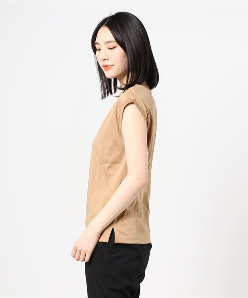 ESTNATION(エストネーション)の「ESTNATION / コットンスムースノースリーブTシャツ(Tシャツ/カットソー・レディース・ブラック/ネイビー/オフホワイト/キャメル/ダークブラウン/ライトグレー・FREE)」の9枚目の写真