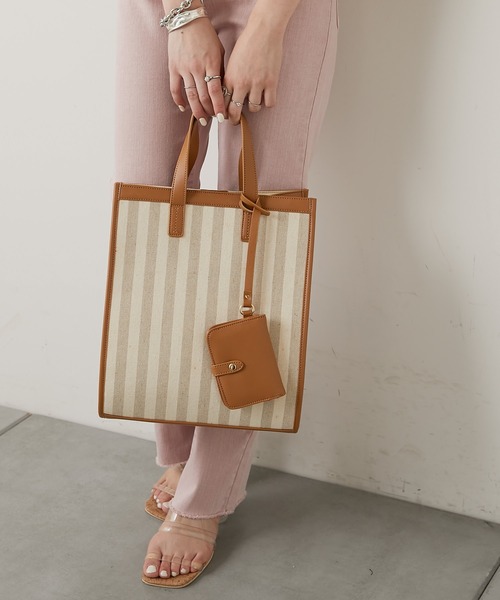 Chico（チコ）の「パスケース付パイピングスクエアトート（トートバッグ・レディース・ブラック/ブラウン/アイボリー・FREE）」の3枚目の写真