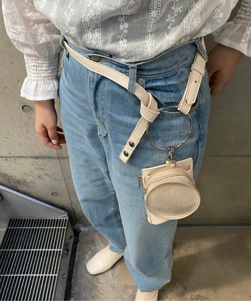 Mysa&Liina（ミーサリーナ）の「２ＷＡＹヴィーガンレザーリングマルチケース（ショルダーバッグ・レディース・ブラック/オレンジ/ブルー/アイボリー・M）」の9枚目の写真