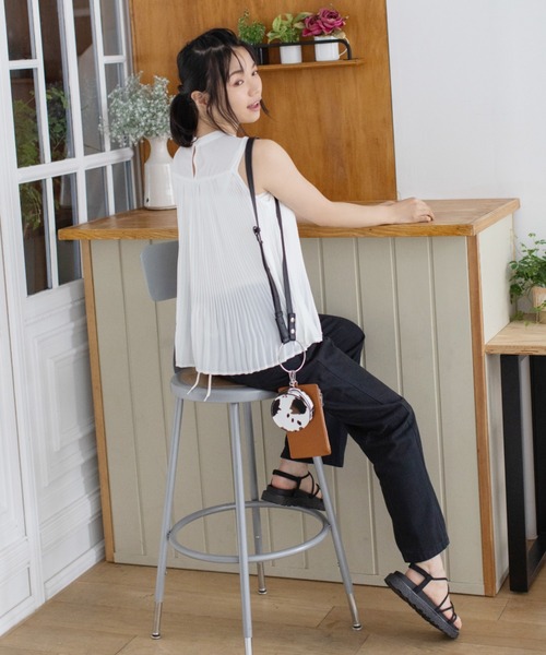 Mysa&Liina（ミーサリーナ）の「２ＷＡＹヴィーガンレザーリングマルチケース（ショルダーバッグ・レディース・ブラック/オレンジ/ブルー/アイボリー・M）」の14枚目の写真