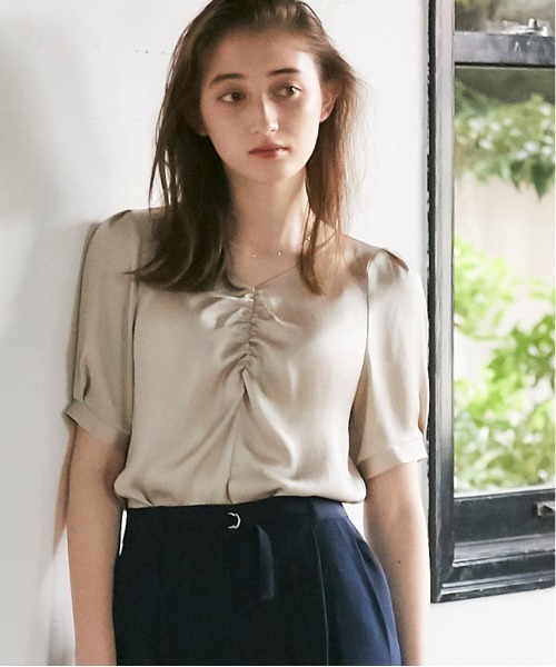 12Twelve Agenda(トゥエルブ アジェンダ)の「ギャザーデザインVネック半袖ブラウス(シャツ/ブラウス・レディース・ブラック/オフホワイト/グレイッシュベージュ/ミント・M)」の4枚目の写真