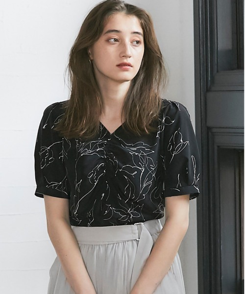 12Twelve Agenda(トゥエルブ アジェンダ)の「ギャザーデザインVネック半袖ブラウス(シャツ/ブラウス・レディース・ブラック/オフホワイト/グレイッシュベージュ/ミント・M)」の3枚目の写真