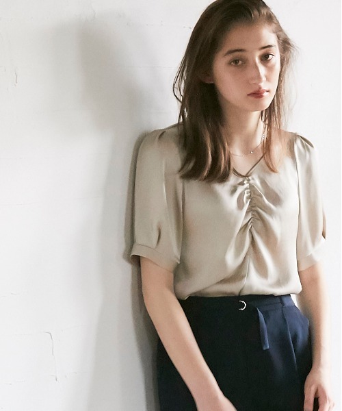 12Twelve Agenda(トゥエルブ アジェンダ)の「ギャザーデザインVネック半袖ブラウス(シャツ/ブラウス・レディース・ブラック/オフホワイト/グレイッシュベージュ/ミント・M)」の10枚目の写真