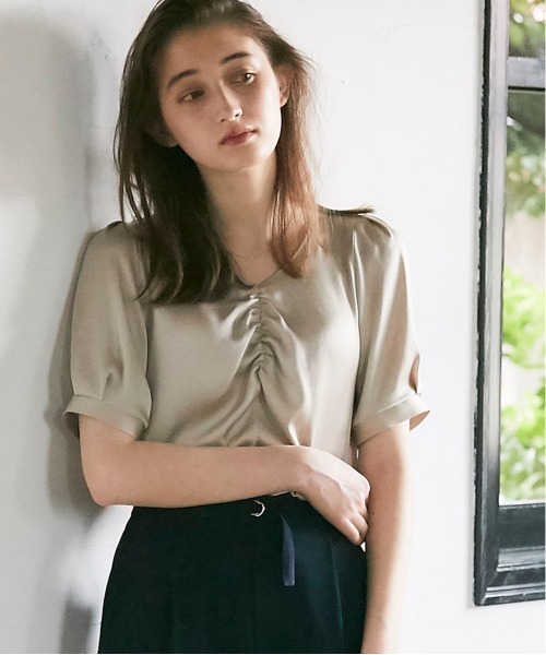 12Twelve Agenda(トゥエルブ アジェンダ)の「ギャザーデザインVネック半袖ブラウス(シャツ/ブラウス・レディース・ブラック/オフホワイト/グレイッシュベージュ/ミント・M)」の6枚目の写真