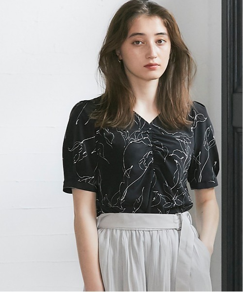 12Twelve Agenda(トゥエルブ アジェンダ)の「ギャザーデザインVネック半袖ブラウス(シャツ/ブラウス・レディース・ブラック/オフホワイト/グレイッシュベージュ/ミント・M)」の19枚目の写真