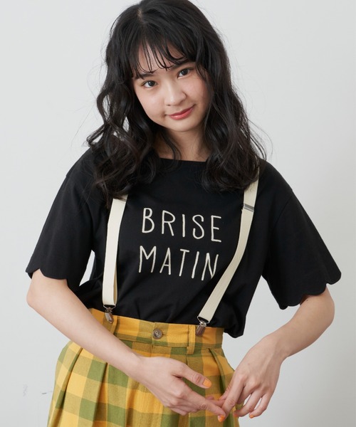 MERLOT(メルロー)の「スカラップスリーブプリントTee(Tシャツ/カットソー・レディース・オフホワイト/ブラック/ライトブルー・FREE)」の1枚目の写真