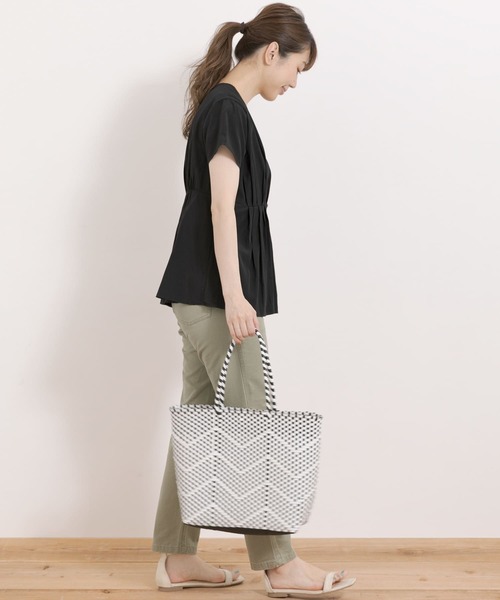 URBAN RESEARCH Sonny Label(アーバンリサーチサニーレーベル)の「Vネックタックブラウス(シャツ/ブラウス・レディース・ミント/ブラック/イエロー・FREE)」の10枚目の写真