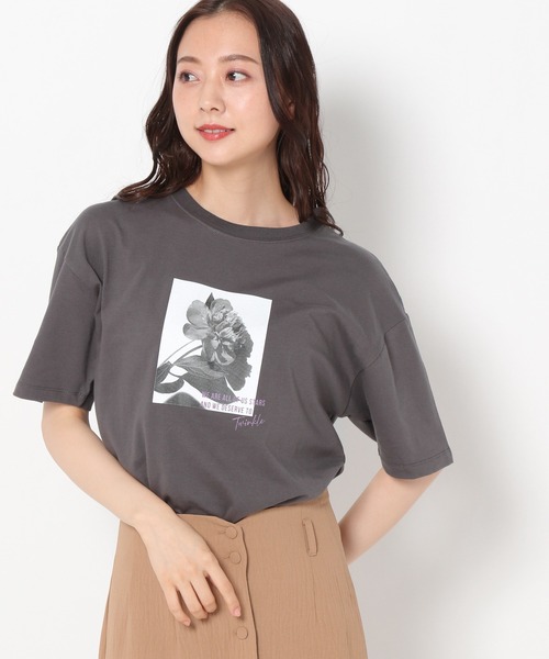 mysty woman（ミスティウーマン）の「モノクロフォトカラーロゴＴ 229110（Tシャツ/カットソー・レディース・チャコール/ダークベージュ/オフホワイト・FREE）」の21枚目の写真
