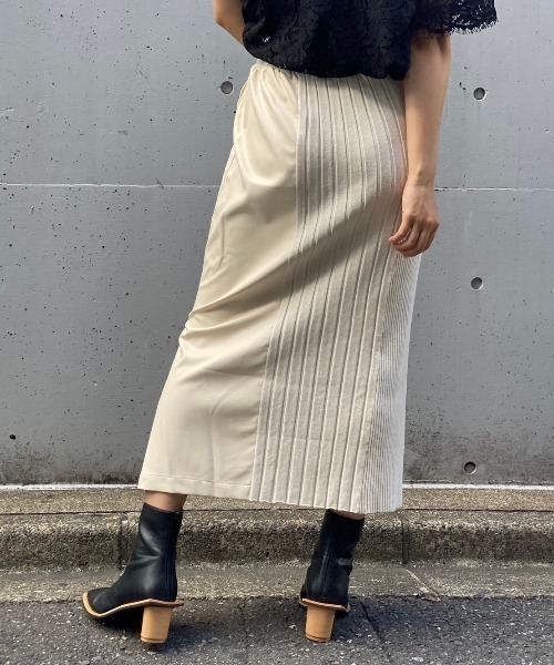 AULA AILA（アウラアイラ）の「AULA AILA（アウラ アイラ）別注ニットコンビレザースカート（スカート・レディース・アイボリー・1/0）」の4枚目の写真
