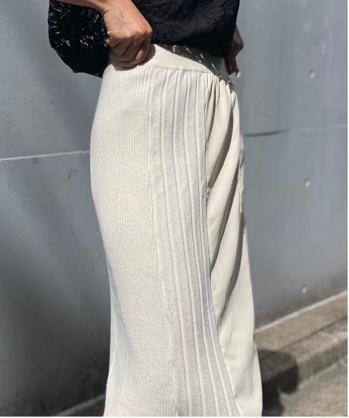 AULA AILA（アウラアイラ）の「AULA AILA（アウラ アイラ）別注ニットコンビレザースカート（スカート・レディース・アイボリー・1/0）」の3枚目の写真