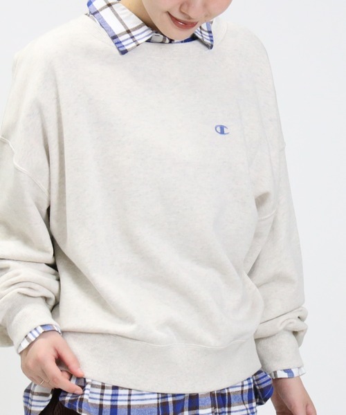 Champion（チャンピオン）の「【Champion】無地クルーネックトレーナー（スウェット・レディース・ブラウン/オリーブ/オフホワイト/ブルー/ダークグレー/ピンク/グレー/ケリー/パープル・M/L）」の2枚目の写真