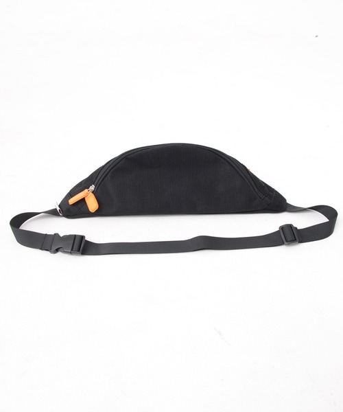 ellesse（エレッセ）の「【エレッセ×スヌーピー】スヌーピーコラボ コーデュロイ ウエストバッグ（ボディバッグ/ウエストポーチ・レディース・ネイビー/ブラック/ベージュ/ブラウン・FREE）」の22枚目の写真