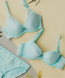 AMOSTYLE BY Triumph（アモスタイルバイトリンプ）の「デイジーレース 夢みるブラDeep V ブラ＆ショーツセット【B,C,Dカップ】AMST1150 WHU2 + Hikini（ブラ&ショーツ）」