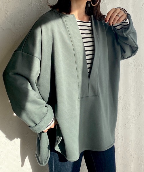 She's Closet(シーズクローゼット)の「深Vネックビッグシルエット長袖プルオーバースウェット(スウェット・レディース・ブラック/カーキ/アイボリー・FREE)」の3枚目の写真