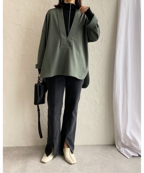 She's Closet(シーズクローゼット)の「深Vネックビッグシルエット長袖プルオーバースウェット(スウェット・レディース・ブラック/カーキ/アイボリー・FREE)」の14枚目の写真