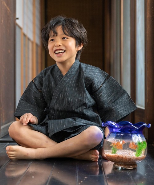 kimonomachi(キモノマチ)の「ボーイズ 甚平 男の子 綿麻甚平 キッズ 甚平(浴衣・キッズ・スミクロ/ブラックミックス/ネイビー×ホワイト/ホワイト×ブラック/ブラック×ホワイト/ダークグレー/ブラック×ブルー/ライトグレー/ダークインディゴブルー/ダークネイビー/ネイビー系2/ホワイト×グレー/ネイビー系/ネイビー系1/ダークカーキ/ネイビー/ブラック系/ネイビー系3/ブラック×レッド/グレイッシュベージュ・100/140/90/120/130/110/150)」の18枚目の写真