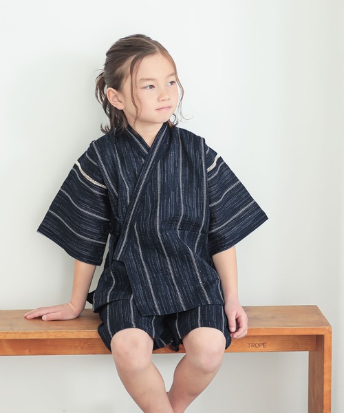 kimonomachi(キモノマチ)の「ボーイズ 甚平 男の子 綿麻甚平 キッズ 甚平(浴衣・キッズ・スミクロ/ブラックミックス/ネイビー×ホワイト/ホワイト×ブラック/ブラック×ホワイト/ダークグレー/ブラック×ブルー/ライトグレー/ダークインディゴブルー/ダークネイビー/ネイビー系2/ホワイト×グレー/ネイビー系/ネイビー系1/ダークカーキ/ネイビー/ブラック系/ネイビー系3/ブラック×レッド/グレイッシュベージュ・100/140/90/120/130/110/150)」の19枚目の写真