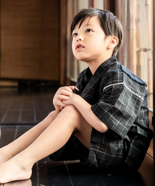 kimonomachi(キモノマチ)の「ボーイズ 甚平 男の子 綿麻甚平 キッズ 甚平(浴衣・キッズ・スミクロ/ブラックミックス/ネイビー×ホワイト/ホワイト×ブラック/ブラック×ホワイト/ダークグレー/ブラック×ブルー/ライトグレー/ダークインディゴブルー/ダークネイビー/ネイビー系2/ホワイト×グレー/ネイビー系/ネイビー系1/ダークカーキ/ネイビー/ブラック系/ネイビー系3/ブラック×レッド/グレイッシュベージュ・100/140/90/120/130/110/150)」の4枚目の写真
