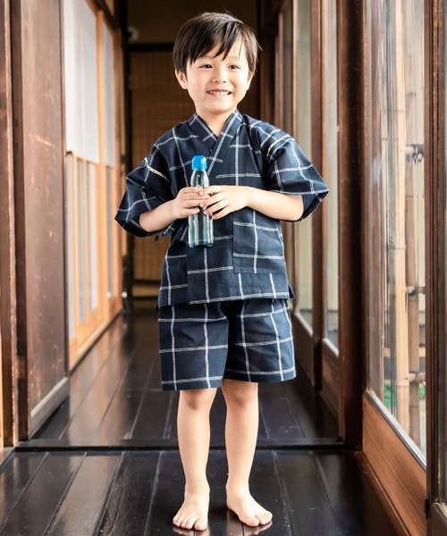 kimonomachi(キモノマチ)の「ボーイズ 甚平 男の子 綿麻甚平 キッズ 甚平(浴衣・キッズ・スミクロ/ブラックミックス/ネイビー×ホワイト/ホワイト×ブラック/ブラック×ホワイト/ダークグレー/ブラック×ブルー/ライトグレー/ダークインディゴブルー/ダークネイビー/ネイビー系2/ホワイト×グレー/ネイビー系/ネイビー系1/ダークカーキ/ネイビー/ブラック系/ネイビー系3/ブラック×レッド/グレイッシュベージュ・100/140/90/120/130/110/150)」の13枚目の写真