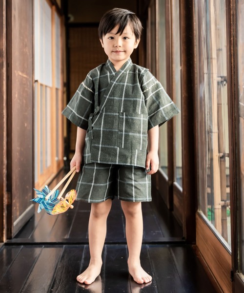 kimonomachi(キモノマチ)の「ボーイズ 甚平 男の子 綿麻甚平 キッズ 甚平(浴衣・キッズ・スミクロ/ブラックミックス/ネイビー×ホワイト/ホワイト×ブラック/ブラック×ホワイト/ダークグレー/ブラック×ブルー/ライトグレー/ダークインディゴブルー/ダークネイビー/ネイビー系2/ホワイト×グレー/ネイビー系/ネイビー系1/ダークカーキ/ネイビー/ブラック系/ネイビー系3/ブラック×レッド/グレイッシュベージュ・100/140/90/120/130/110/150)」の12枚目の写真