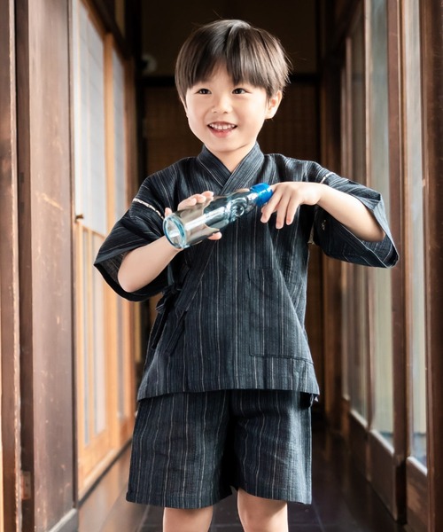 kimonomachi(キモノマチ)の「ボーイズ 甚平 男の子 綿麻甚平 キッズ 甚平(浴衣・キッズ・スミクロ/ブラックミックス/ネイビー×ホワイト/ホワイト×ブラック/ブラック×ホワイト/ダークグレー/ブラック×ブルー/ライトグレー/ダークインディゴブルー/ダークネイビー/ネイビー系2/ホワイト×グレー/ネイビー系/ネイビー系1/ダークカーキ/ネイビー/ブラック系/ネイビー系3/ブラック×レッド/グレイッシュベージュ・100/140/90/120/130/110/150)」の6枚目の写真