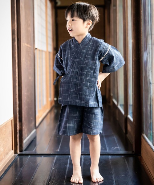 kimonomachi(キモノマチ)の「ボーイズ 甚平 男の子 綿麻甚平 キッズ 甚平(浴衣・キッズ・スミクロ/ブラックミックス/ネイビー×ホワイト/ホワイト×ブラック/ブラック×ホワイト/ダークグレー/ブラック×ブルー/ライトグレー/ダークインディゴブルー/ダークネイビー/ネイビー系2/ホワイト×グレー/ネイビー系/ネイビー系1/ダークカーキ/ネイビー/ブラック系/ネイビー系3/ブラック×レッド/グレイッシュベージュ・100/140/90/120/130/110/150)」の22枚目の写真