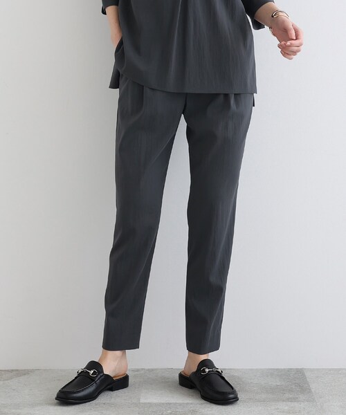 INDIVI(インディヴィ)の「◆【褒められパンツ/洗える】タックテーパードパンツ(その他パンツ・レディース・ブラック/オリーブ/チャコールグレー/ダークグリーン/レッド系1/ホワイト系/ライトブルー/ベビーピンク/ブラウン系その他/カーキ系3/ブルー系5・40/38/36/03/05/12/15 /13/17/19/42/34)」の4枚目の写真