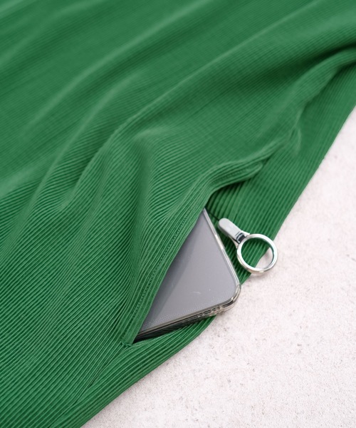 ＡＮＤＪ（アンドジェイ）の「【ANDJ MADE】深Vカットオフプリーツサロペット　オールインワン（サロペット/オーバーオール・レディース・ブラック/グリーン/アイボリー・M）」の22枚目の写真