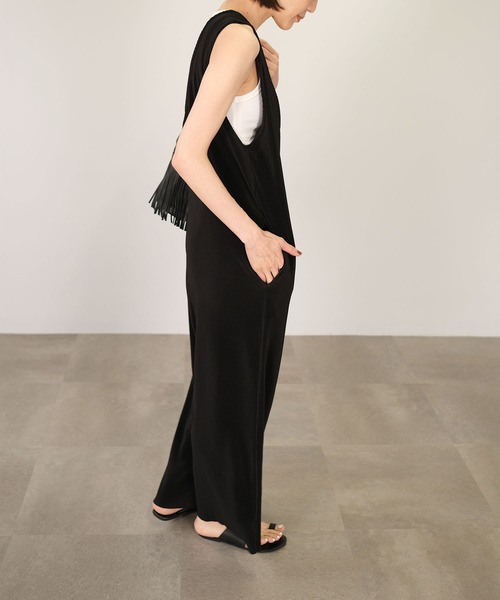 ＡＮＤＪ（アンドジェイ）の「【ANDJ MADE】深Vカットオフプリーツサロペット　オールインワン（サロペット/オーバーオール・レディース・ブラック/グリーン/アイボリー・M）」の13枚目の写真