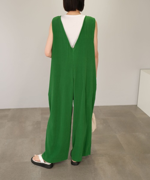 ＡＮＤＪ（アンドジェイ）の「【ANDJ MADE】深Vカットオフプリーツサロペット　オールインワン（サロペット/オーバーオール・レディース・ブラック/グリーン/アイボリー・M）」の6枚目の写真