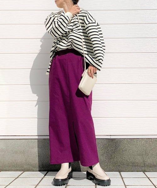 Q（キュー）の「ストレッチロングスカート（スカート・レディース・グレイッシュベージュ/パープル・MEDIUM）」の4枚目の写真