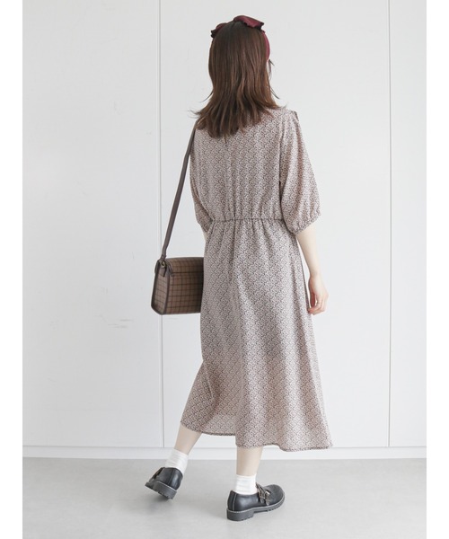 ehka sopo（エヘカソポ）の「小花柄スクエアカラーワンピース（ワンピース・レディース・ブラック/グリーン/キナリ・ﾌﾘ-）」の5枚目の写真