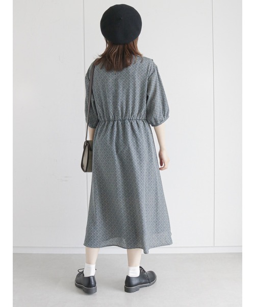 ehka sopo（エヘカソポ）の「小花柄スクエアカラーワンピース（ワンピース・レディース・ブラック/グリーン/キナリ・ﾌﾘ-）」の6枚目の写真