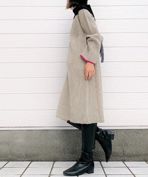 Q（キュー）の「ホールガーメント 地柄ハイネックバイカラーワンピース（ワンピース・レディース・グレー×ピンク/ベージュ×ブラック・MEDIUM）」の7枚目の写真