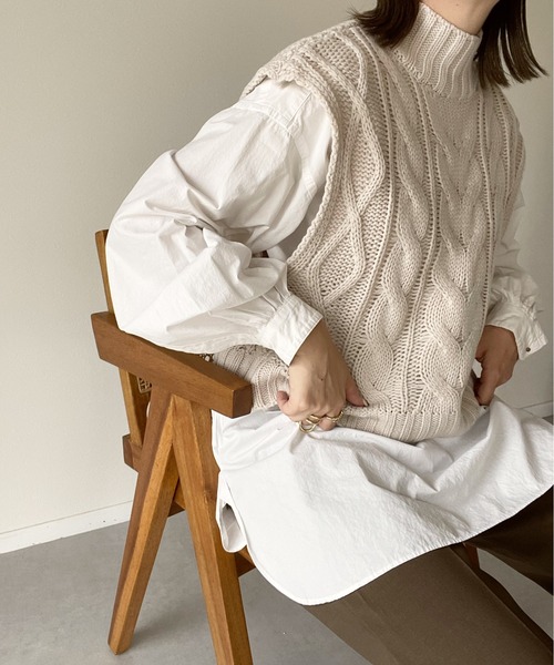 y/m by misato(イムバイミサト)の「バルキーケーブル2WAYベスト(ベスト・レディース・ブラック/アイボリー・FREE)」の2枚目の写真