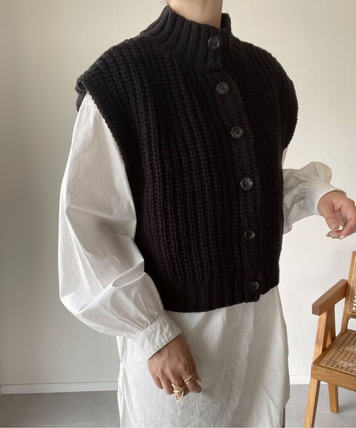 y/m by misato(イムバイミサト)の「バルキーケーブル2WAYベスト(ベスト・レディース・ブラック/アイボリー・FREE)」の1枚目の写真