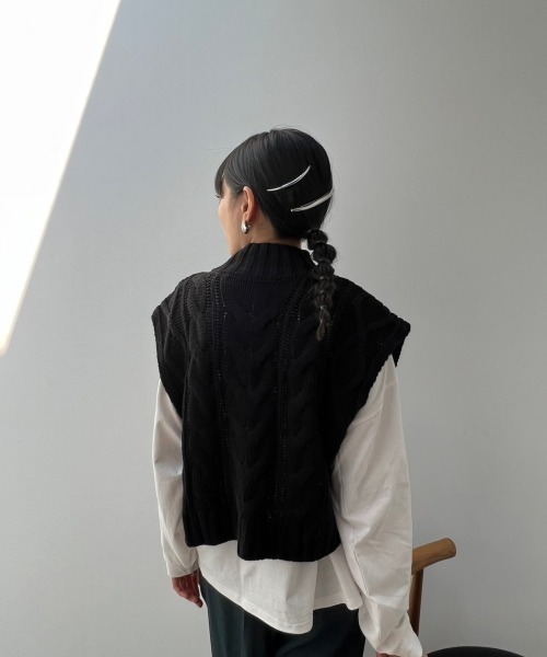 y/m by misato(イムバイミサト)の「バルキーケーブル2WAYベスト(ベスト・レディース・ブラック/アイボリー・FREE)」の10枚目の写真